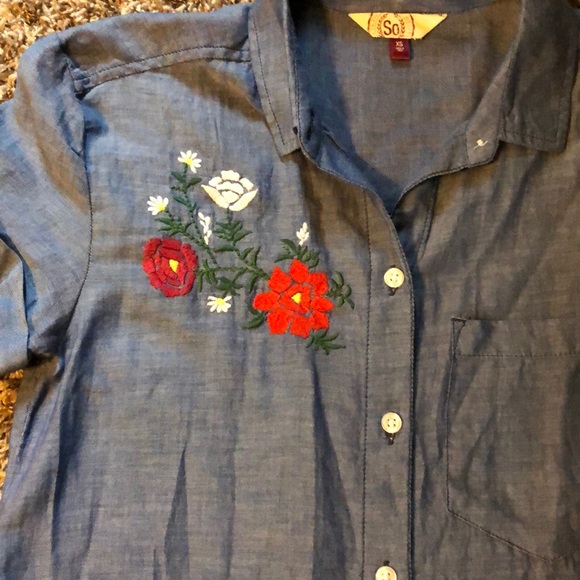 Embroidered button down top - Picture 2 of 4